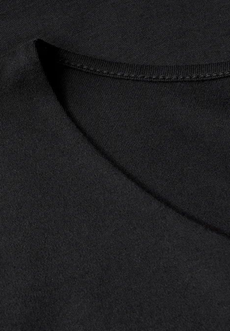 Nahaufnahme eines schwarzen T-Shirt-Ausschnitts.